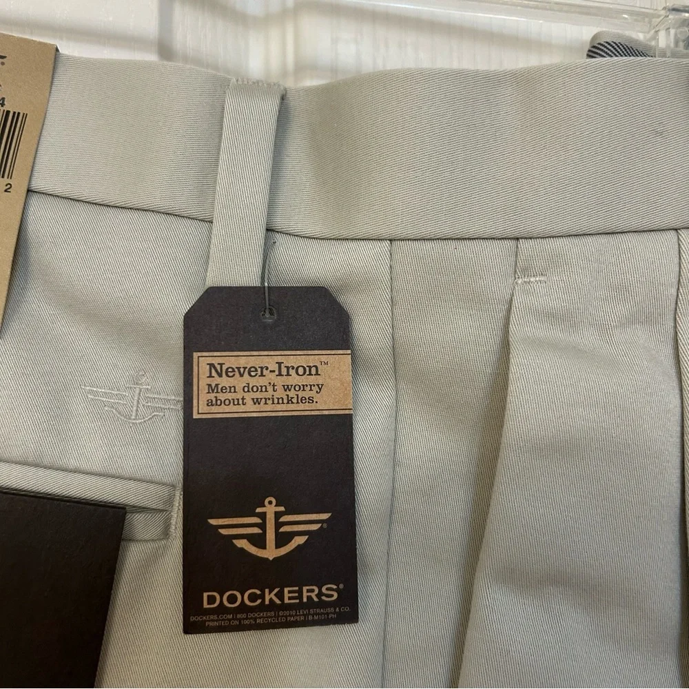 Dockers 100% Cotton Never-Iron Wrinkle-Free Essential Khaki in Stone Size 32*30 - Picture 4 of 7